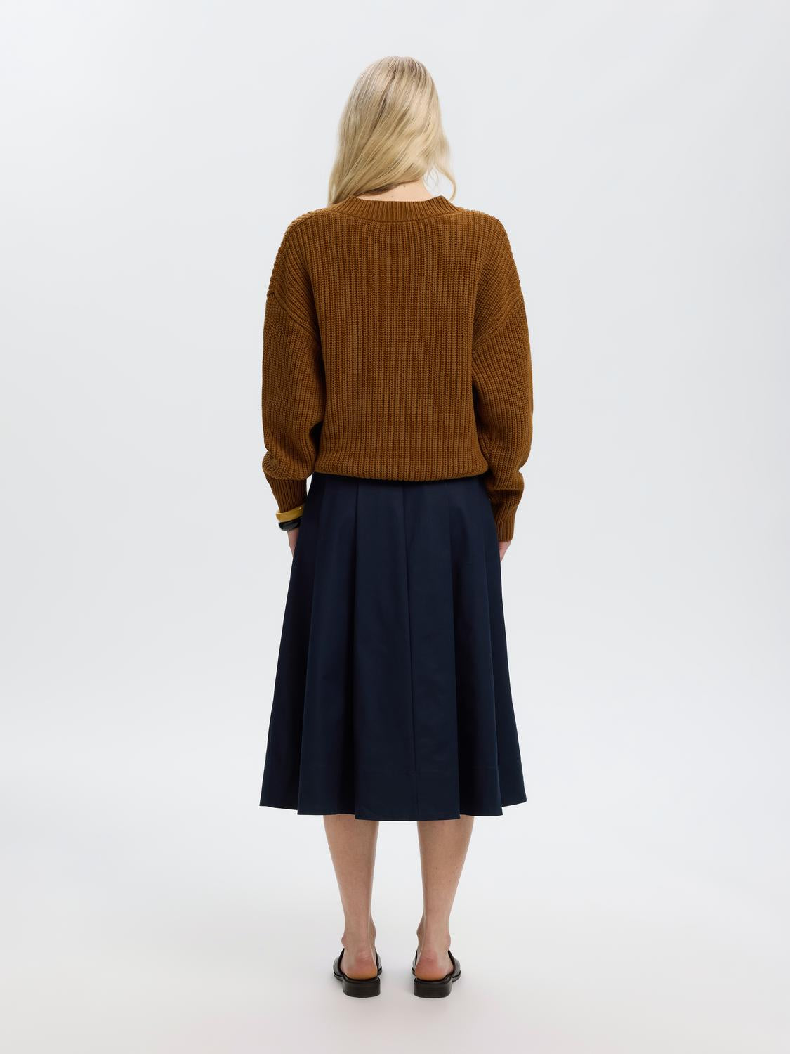 model_shot-back